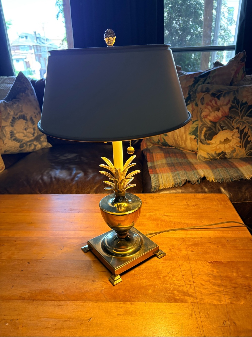 VINTAGE BOMBAY CO. PINEAPPLE SOLID BRASS TABLE LAMP ORIG. CREAM TOLE METAL SHADE - Picture 8 of 8